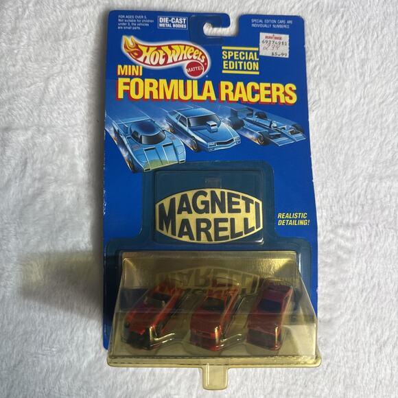 1989 HOT WHEELS MINI DIE-CAST FERRARI BODIES FORMULA RACERS ON CARD MAGNETI - Picture 1 of 2